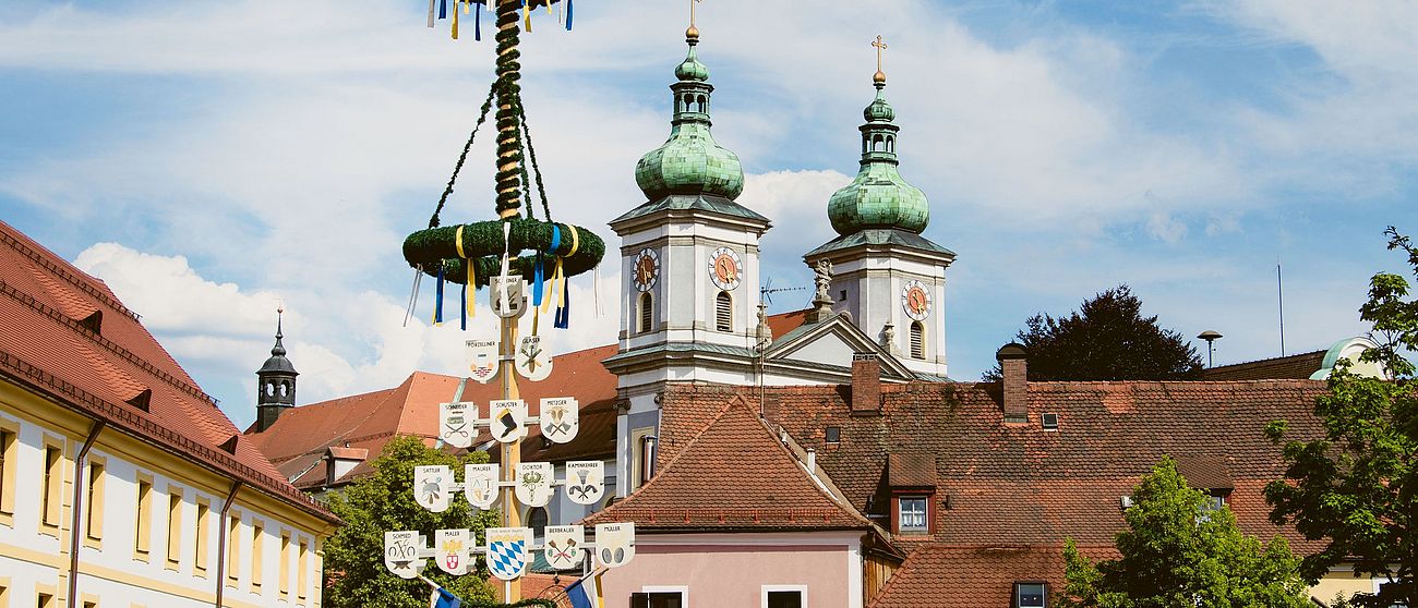 Maibaum und Basilika