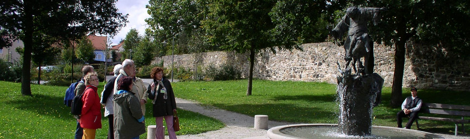 Senioren aktiv bei einer Stadtführung