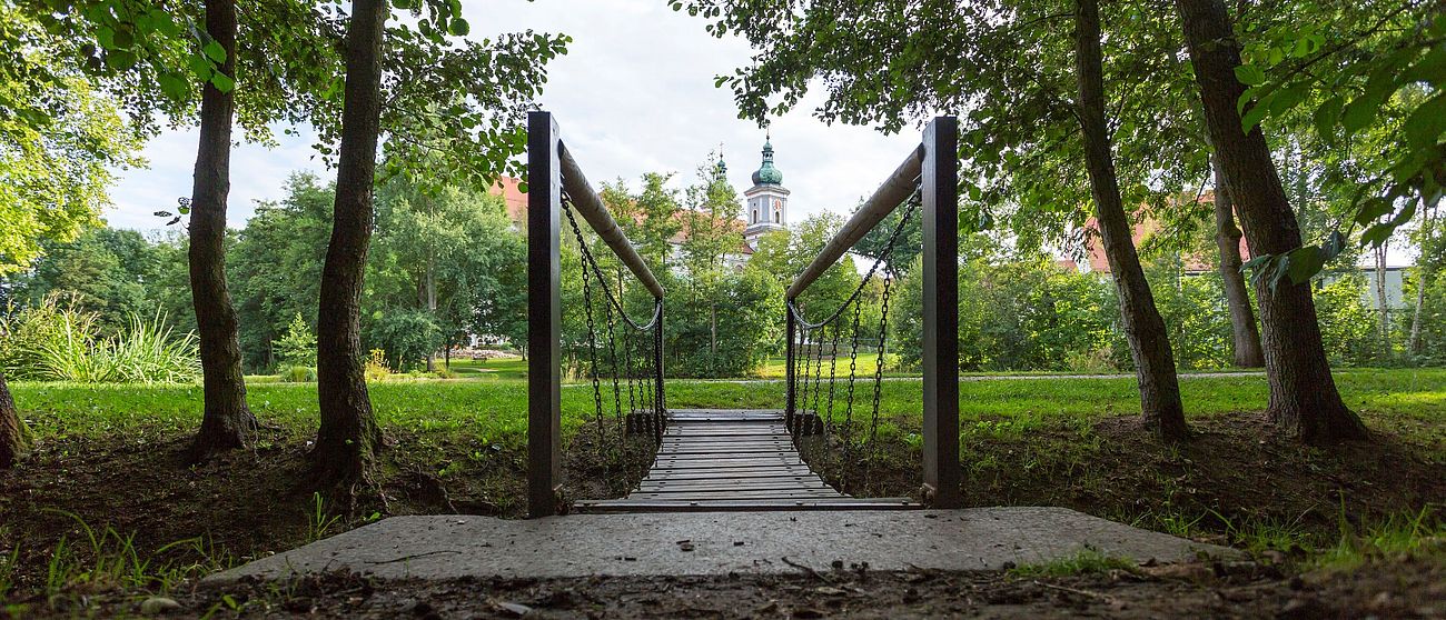 Brücke auf der Schwanenwiese und im Hintergrund die Basilika.